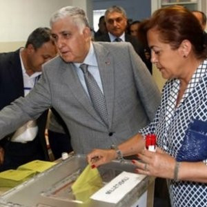 Necdet Özel ve eşi oy kullandı