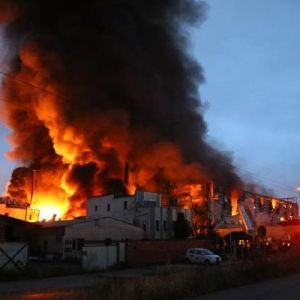 Kocaeli'nde kimya fabrikası alev alev yandı !