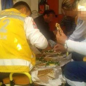 Ambulansta lahmacun ziyafeti