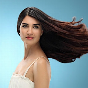Tuba Büyüküstün saçlarını kazıttı