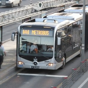 Metrobüs yolu yenileniyor