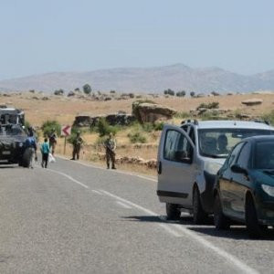 Diyarbakır'da şok gelişme: Maskeliler yol kapattı
