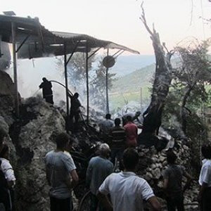 Ermenek'te 3 ev yandı, 2 kızkardeş öldü