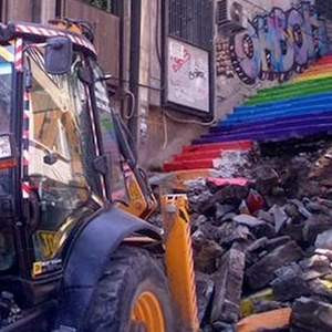 Gezi Parkı olaylarının sembolü yıkılıyor