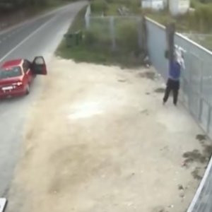 Köpeğini barınak bahçesine böyle bıraktı
