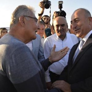 Bakan Çavuşoğlu ve Baykal arasında esprili diyalog