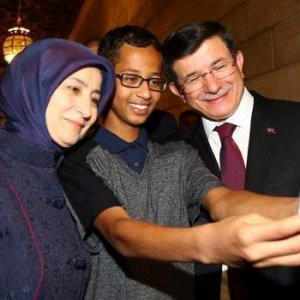 Olay çocuk Davutoğlu'yla fotoğraf çektirdi