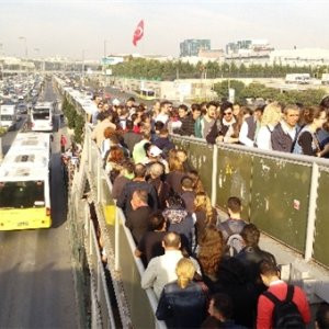 Metrobüs durağında bilindik manzara !