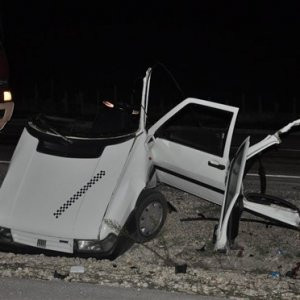 İnanılmaz kaza ! Otomobil ikiye bölündü