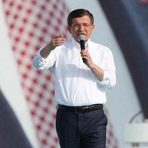 Davutoğlu mitingte selfie çekti