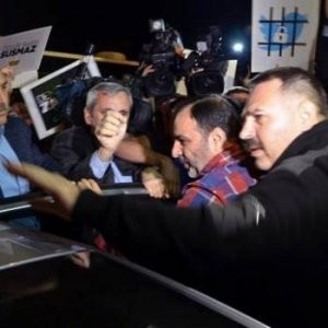 Gazete yönetmenine kapıda gözaltı !