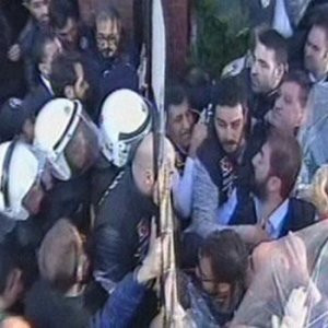 EL KONULAN KANALTURK BİNASI ÖNÜ KARIŞTI ! TOMA'LAR DEVREDE..