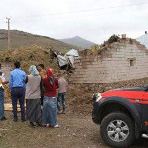 Van'daki deprem ev yıktı !