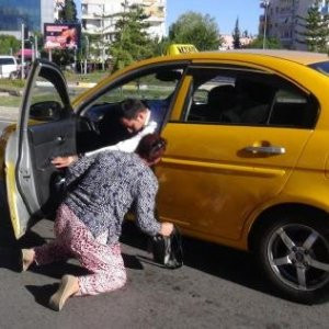 Yavru kedi için trafiği durdurdu