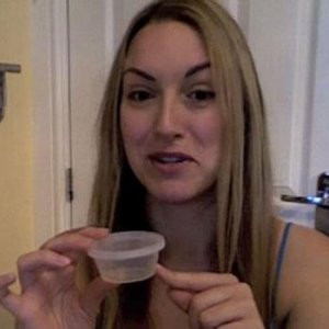 Her gün yüzüne sperm sürüyor