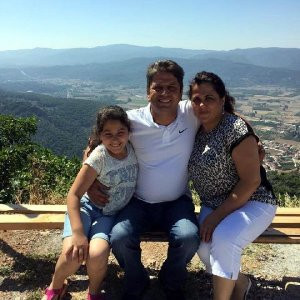 Aile faciası ! 600 metrelik uçuruma yuvarlandılar