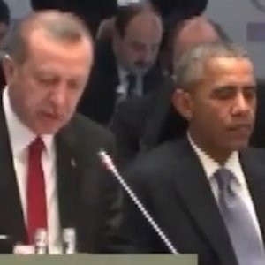 Obama, Erdoğan konuşurken sakız çiğnedi