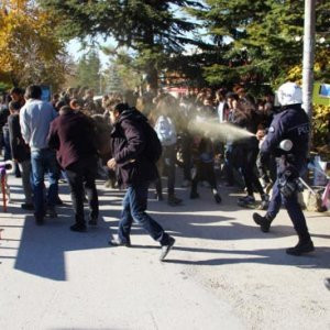 Üniversitede afiş gerginliği !