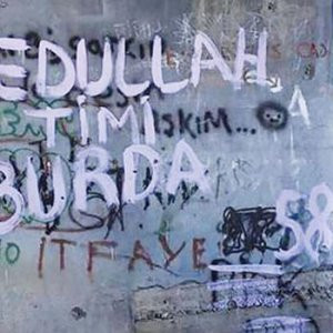 Duvardaki bu yazılar Emniyet'i harekete geçirdi