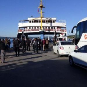Feribot iskeleye çarptı: 13 yaralı