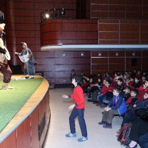 Tiyatroda yaşlı teyzenin hareketi herkesi güldürdü !