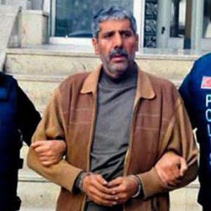 Kıskanç koca kuzeninin boğazını kesti