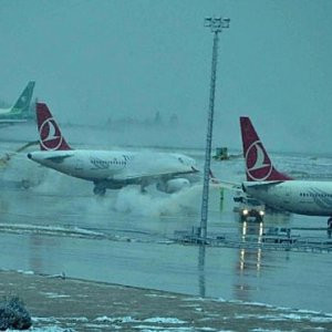 Yüzlerce uçak seferi yine iptal edildi