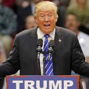 Trump başörtülü kadını salondan attırdı