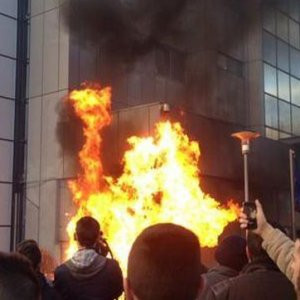 Kosova yangın yeri ! Başbakanlık ateşe verildi