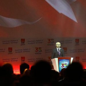 Selvi Kılıçdaroğlu eşi konuşurken uyukladı