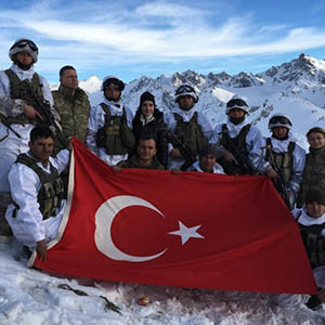 Nazlı Çelik'ten Dağlıca'daki askerlere ziyaret