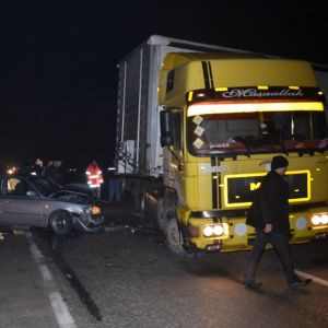 Ankara'da Otomobil İle Tır Çarpıştı: 5 Yaralı