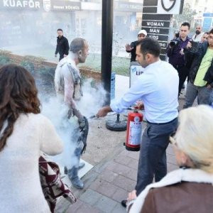 Belediye önünde kendini yaktı !