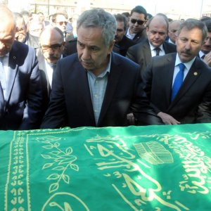 Bülent Arınç'ın ağabeyi son yolcuğuna uğurlandı