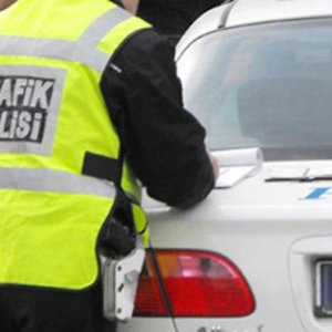 Vekile ve eşlerine trafik cezası yok !