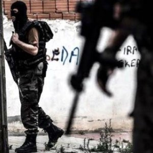 Diyarbakır Sur'da çatışma: 2 polis yaralı, 2 terörist...