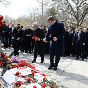 Davutoğlu Kızılay'a karanfil bıraktı