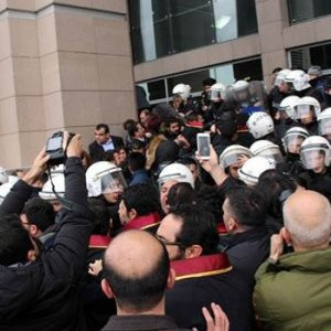 İstanbul Adliyesi önünde polis müdahalesi !