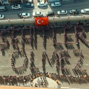 Öğrencilerden 'Şehitler Ölmez' koreografisi