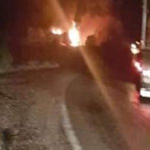 PKK yol kesip, araçları ateşe verdiler !