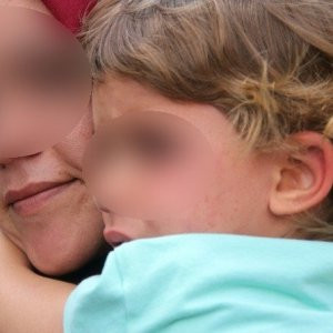 4 yaşındaki kızını dövüp, çöp kamyonuna attı