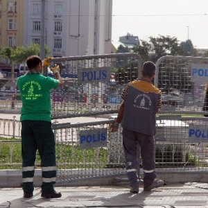 Taksim'de polis bariyerli önlem