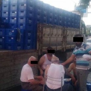 İzmir'de TIR'dan yüzlerce kasa bira çaldılar !