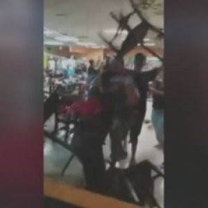 Patates kavgası kamerada ! Sandalyeler havada uçtu