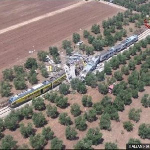 İtalya'da trenler çarpıştı: Çok sayıda ölü var