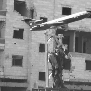IŞİD pilotun cesedini çarmıha gerdi !
