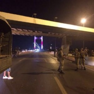 Asker Boğaziçi Köprüsü'nü ve FSM'yi kapattı