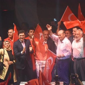 Demokrasi ve özgürlük çığlıkları Barbaros Meydanı'nda...