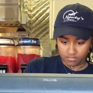 ABD Başkanı Obama'nın kızı lokantada çalışıyor