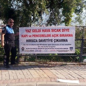 Polisten sıcağa karşı hırsız uyarısı